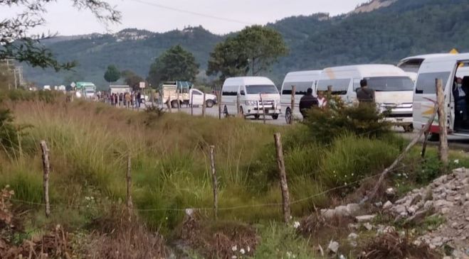Campesinos realizan bloqueo total en la carretera San Crist&oacute;bal-Teopisca