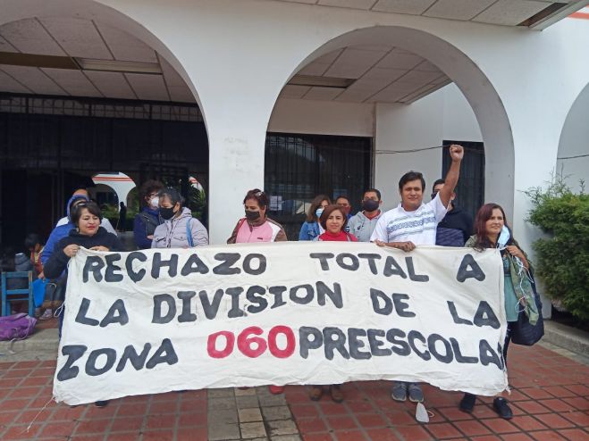MAESTROS SE MANIFIESTAN POR DIVISI&Oacute;N DE ZONA ESCOLAR