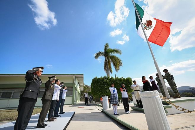 Eduardo Ramírez asiste a conmemoración del Día de la Bandera