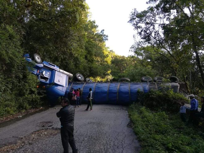 Daños materiales deja accidente carretero en Altamirano