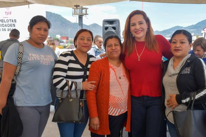 Entrega Fabiola Ricci cerca de 10 mil pelotas a días del Día del Niño en San Cristóbal de Las Casas
