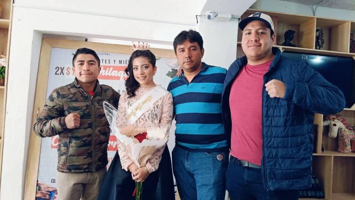 Coronan a Alejandra I, como reina team del Club Travieso