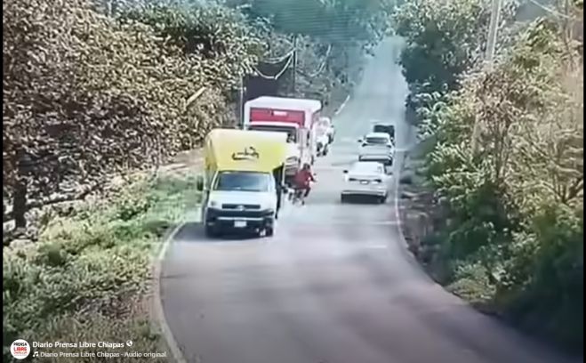 Motociclista pierde la vida tras impactarse contra un camión en Villacorzo