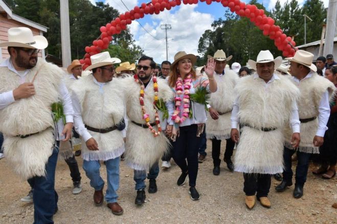 Inicia pavimentaci&oacute;n de carretera en la comunidad El Escal&oacute;n