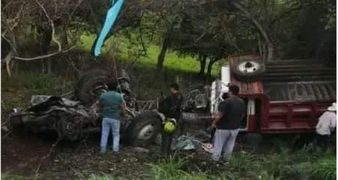 En el lugar del accidente se encontraba un camión tipo volteo y un vehículo cuyo modelo y marca aún se desconocen.