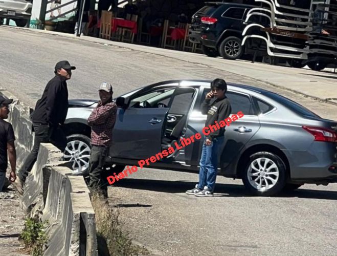 Conductor se impacta contra muro de contenci&oacute;n en Chamula