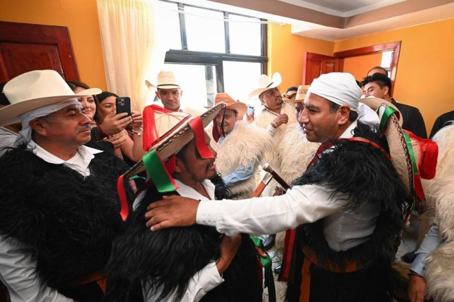 Junto al pueblo de Chamula, Eduardo Ramírez disfruta el carnaval K'in Tajimoltik