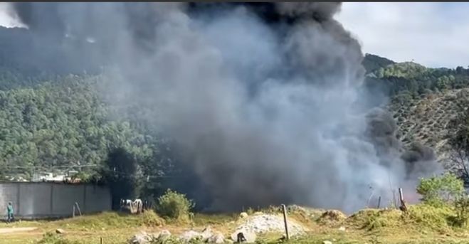 Incendio en recicladora de llantas alerta a vecinos en Teopisca