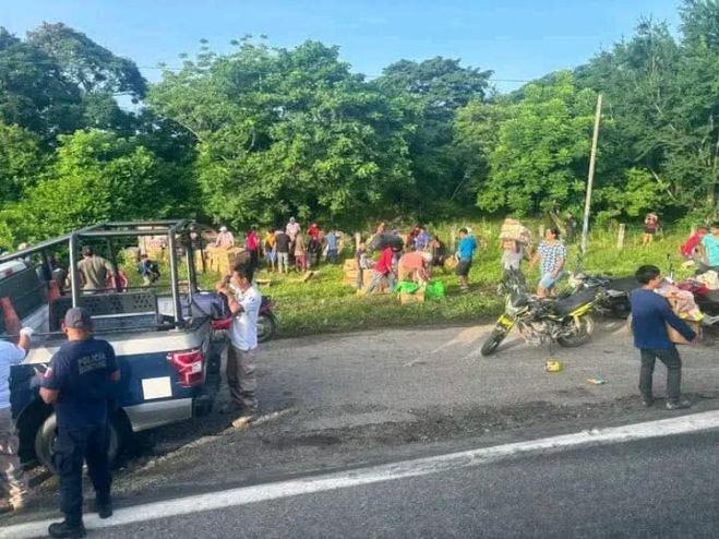 Rapi&ntilde;a de leche Nido tras volcadura de tr&aacute;iler en la carretera Tonal&aacute;&ndash;Pijijiapan