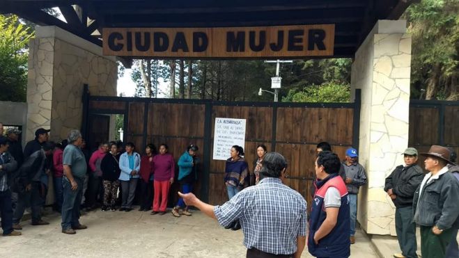 Trabajadores de Ciudad Mujer de SCLC continúan en paro indefinido