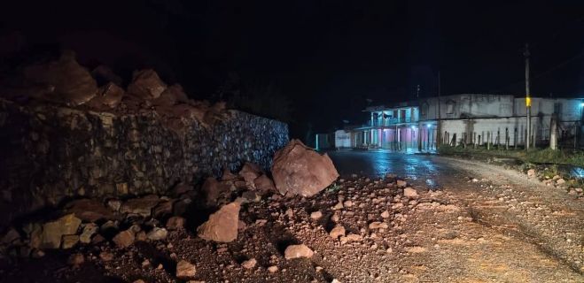 Deslave bloquea carretera en Tenejapa