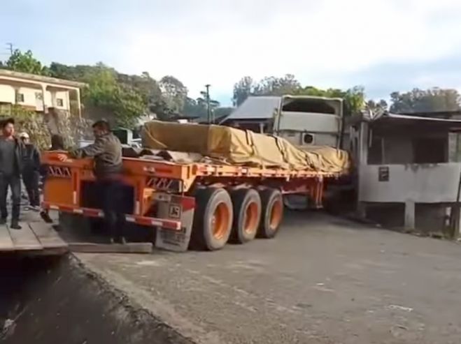 Un tr&aacute;iler pierde los frenos y deja da&ntilde;os materiales en Oxchuc