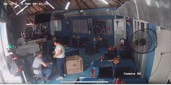 Momento en que asesinan a un hombre en el bucanero #Tuxtlagutierrez