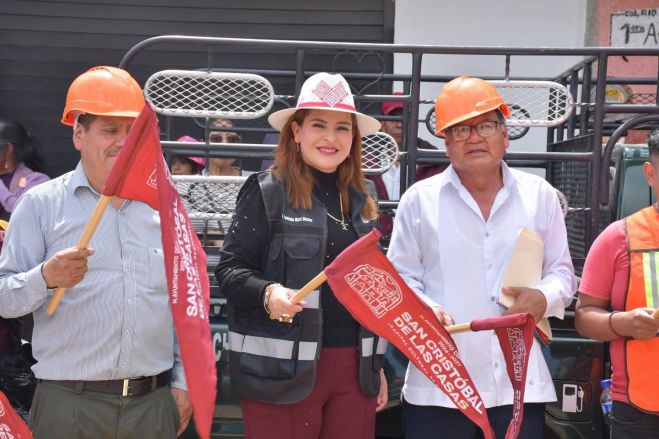Preside Fabiola Ricci arranque de la rehabilitaci&oacute;n de pavimentaci&oacute;n en la colonia R&iacute;o Jord&aacute;n
