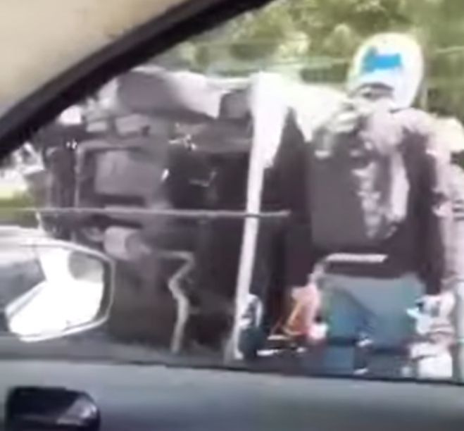 CHOCA Y VUELCA AMBULANCIA CUANDO SE DIRIG&Iacute;A A UN RESCATE 