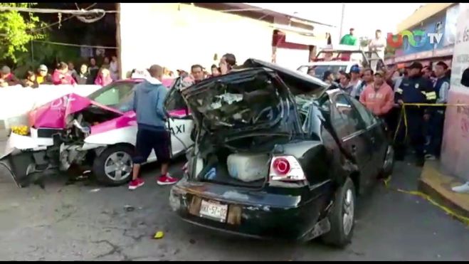 Momento en que cami&oacute;n choca y atropella peatones en CDMX