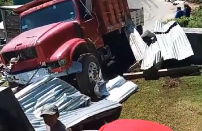 Camión sin frenos causa aparatoso accidente en San Juan Chamula