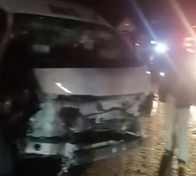 Fuerte accidente entre Urvan y vehículo particular deja dos lesionados
