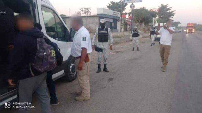 Rescata INM en Oaxaca a 97 personas extranjeras que caminaban durante la madrugada a orilla de carretera