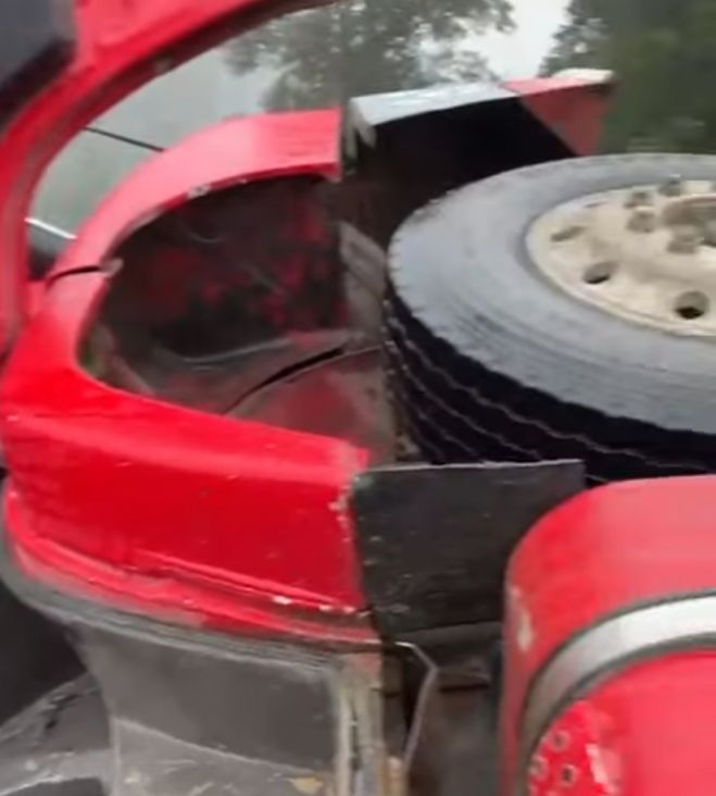 Choque m&uacute;ltiple de camiones volteo deja cuatro lesionados 