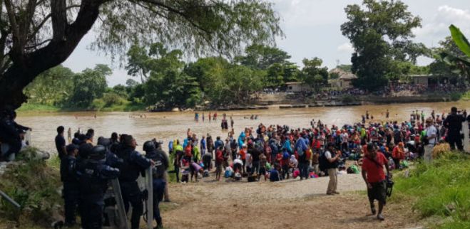 Migrantes  forman cadena humana para cruzar el R&iacute;o Suchiate