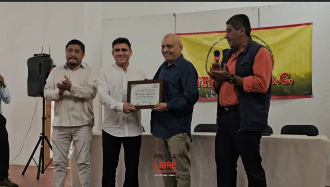 Reconocen trayectoria periodística de Félix Camas Vera