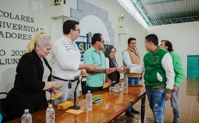 Entrega Ayuntamiento de San Cristóbal becas a hijos de trabajadores del SUTRAM