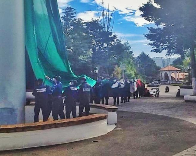 IZAN BANDERA EN SE&Ntilde;AL DE LUTO NACIONAL POR LAS V&Iacute;CTIMAS DEL CORONAVIRUS