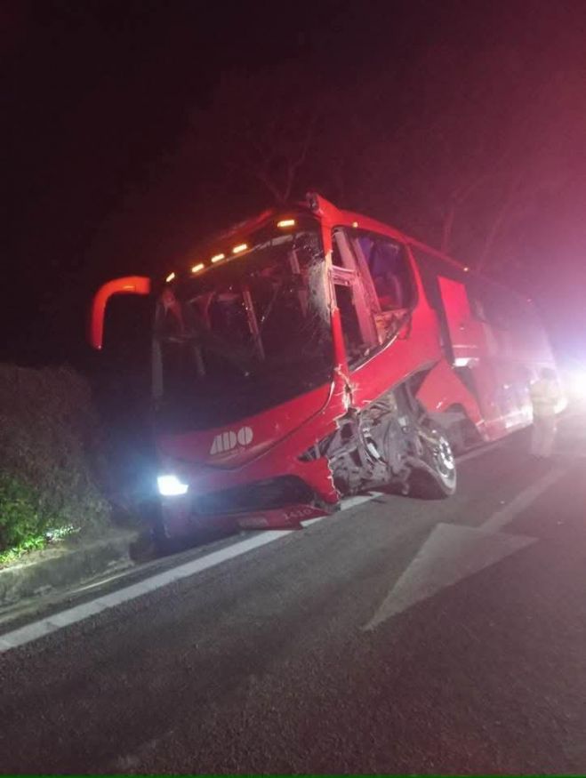 Autob&uacute;s de pasajeros se sale de la carretera en la costa de Chiapas; no hay lesionados
