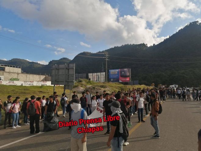 Marchan normalistas por justicia a 11 años de Ayotzinapa