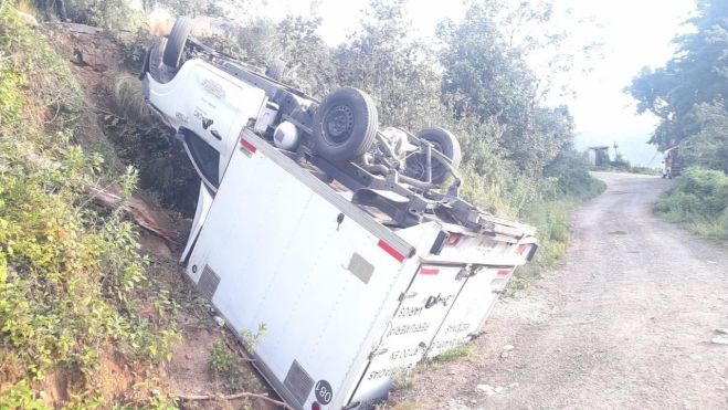 Volcadura deja daños materiales en Zinacantán
