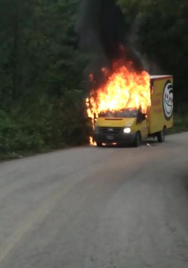 Presuntos integrantes del FNLS bloquean y queman una unidad 