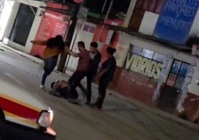 Sujetos golpean a un hombre en la v&iacute;a p&uacute;blica 