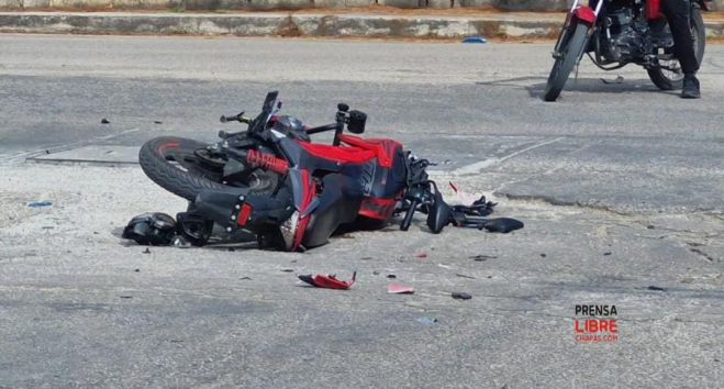 Conductor embiste a motociclista y lo deja grave