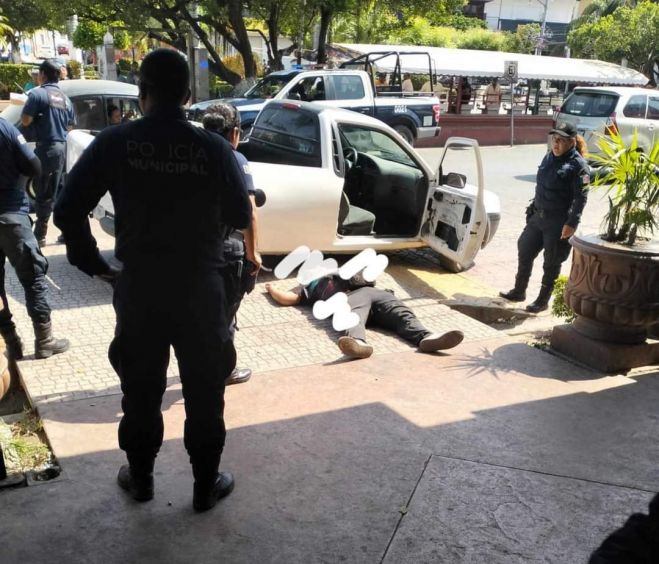 Acribillan a un hombre frente a la presidencia de Tonalá