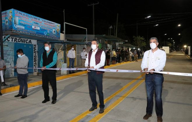 INAUGURA RUTILIO ESCANDÓN PAVIMENTACIÓN DE CALLES EN LA COLONIA PASO LIMÓN DE TUXTLA GUTIÉRREZ