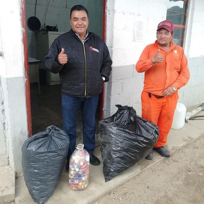 Trabajadores de Limpia Municipal recolectan tapitas con causa en San Cristóbal