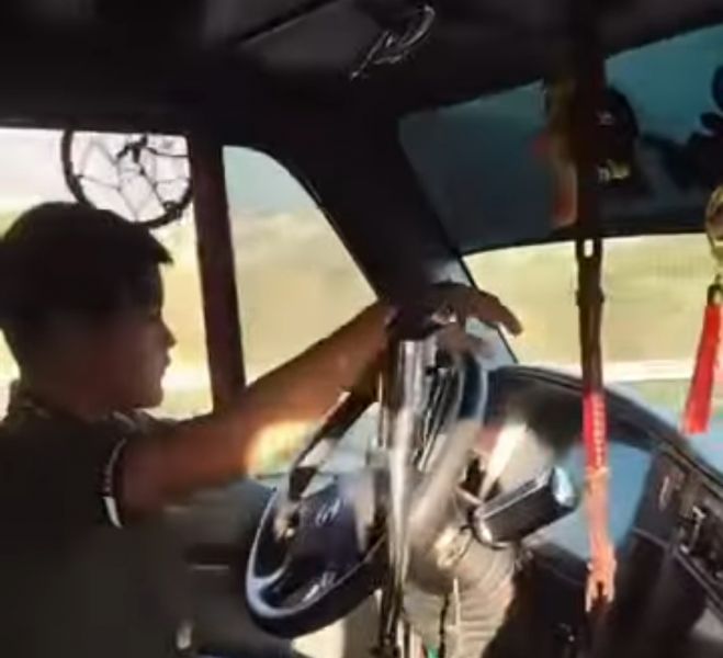 Video de ni&ntilde;o conduciendo tr&aacute;iler genera pol&eacute;mica en redes
