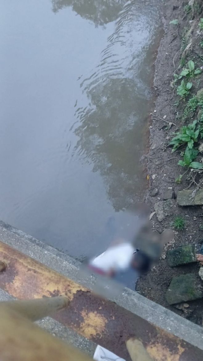 Protección Civil y Bomberos rescatan a hombre que cayó al río en el Barrio de Mexicanos