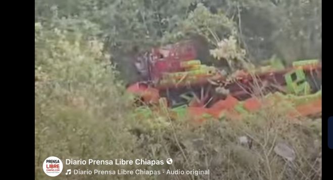 r&aacute;iler cae al barranco en la de cuota San Crist&oacute;bal&ndash;Chiapa de Corzo
